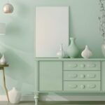 Salon lumineux décoré dans des nuances de céladon, avec un canapé, des coussins et des objets aux tons vert d’eau.