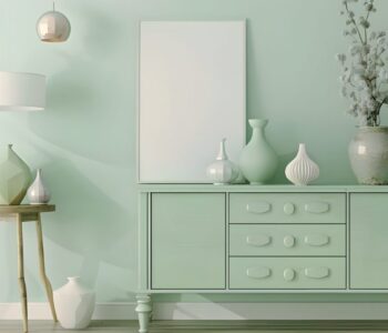 Salon lumineux décoré dans des nuances de céladon, avec un canapé, des coussins et des objets aux tons vert d’eau.